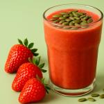 Zwei Zutaten, tausend Gründe: Warum der Smoothie aus Erdbeeren und Kürbiskernen ein wahrer Schatz für den Körper ist